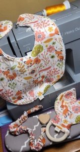 maquina de coser con accesorios de bebé